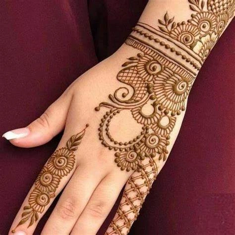 Arabic Mehndi for a Chic Look