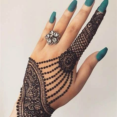 Arabic Mehndi for a Chic Look